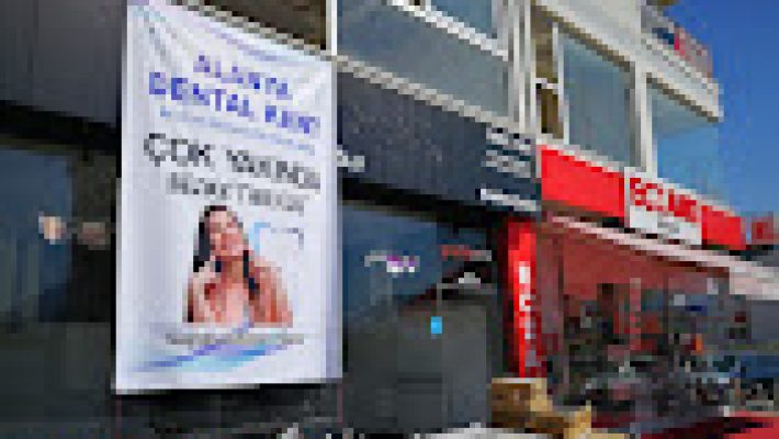 “Alanya Dental Kent modern muayene odası ve dental ekipmanlarla donatılmış profesyonel diş kliniği.”