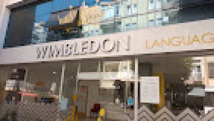 Wimbledon Language Academy Alanya öğrencileri sınıfta yabancı dil öğreniyor ve interaktif eğitim materyalleriyle derslere katılıyor.