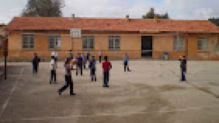 Hamdullah Emin Paşa İlköğretim Okulu’nda öğrenciler sınıf ortamında ders çalışırken ve öğretmen anlatım yaparken.