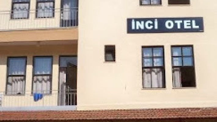 İnci Otel’in Alanya’da konuklarına sunduğu açık havuz, şezlonglar ve denize yakın konumu