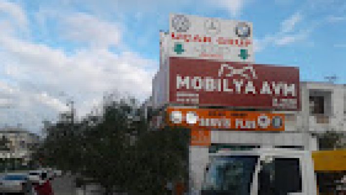 Uçak Oto Servis atölyesinde araç bakım ve onarım işlemleri yapılırken çekilmiş görüntü