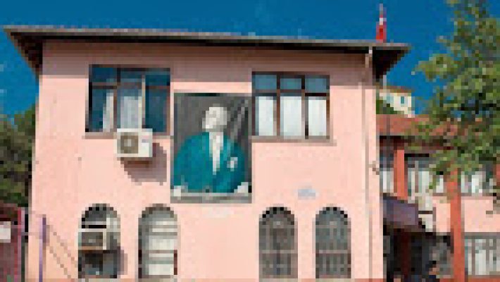 Bilgi Bulut İlkokulu’nda öğrenciler modern sınıflarda ders işlerken ve öğretmen rehberliğinde eğitim alırken.