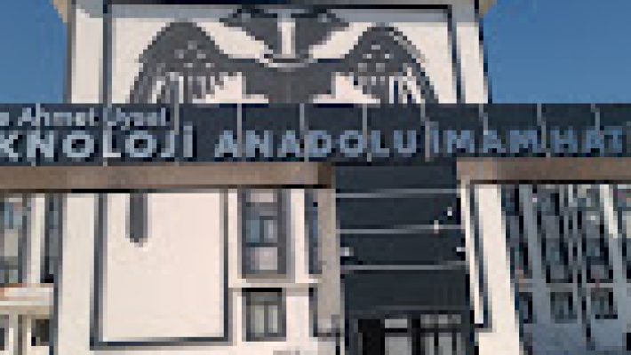 Alanya Anadolu İmam Hatip Lisesi Fen ve Sosyal Bilimler Proje Okulu binası ve öğrencilerin eğitim faaliyetleri.