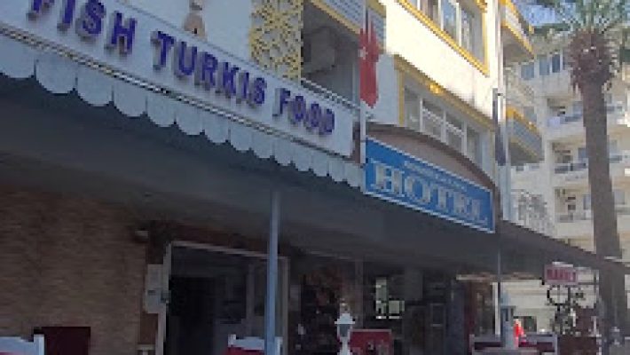 Resitalya Hotel’in ön cephesi, balkonlu odaları ve yeşil bitkilerle çevrili havuz alanıyla birlikte gündüz ışığında görüntülenmiş