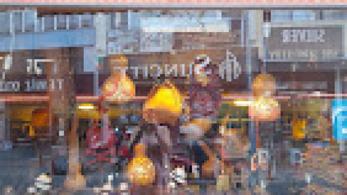 Ottoman Shoes mağazasında modern ve şık erkek ve kadın ayakkabılar sergileniyor.