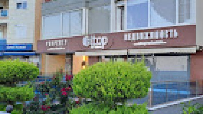 ALTOP Real Estate ofisi ve danışmanları, Alanya’da konut ve ticari gayrimenkul alım-satım ve kiralama hizmeti sunarken.