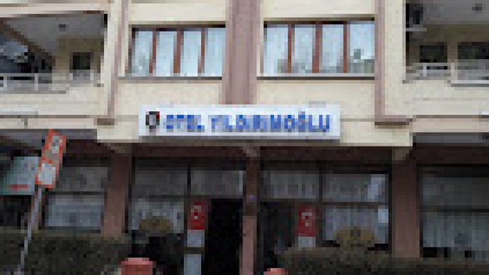 Otel Yıldırımoğlu’nun şehir merkezindeki dış cephesi, balkonlu odaları ve giriş alanı gündüz saatlerinde görüntülenmiş