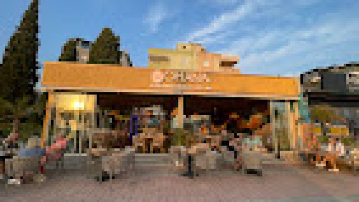 OHANA Beach Side Restaurant Cafe Bar’da sahil manzarası eşliğinde keyifli yemek ve içecek deneyimi.