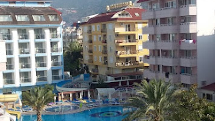 Kleopatra Carina Hotel Alanya’nın şehir merkezindeki modern binası ve açık yüzme havuzu