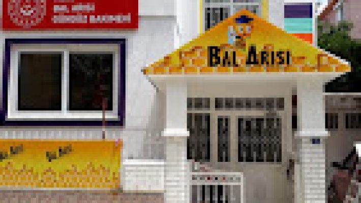 Bal Arısı Kreş Gündüz Bakımevi’nde çocuklar oyun oynarken ve öğretmenlerle eğitim etkinlikleri yaparken.