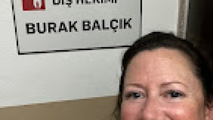 “Alanya Dental Esthetic Clinic Dt. Burak Balçık modern muayene odası ve ileri teknoloji dental ekipmanlarla donatılmış diş kliniği.”