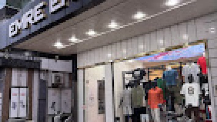 Emre Erkek Giyim Aksesuar Alanya – Şık erkek giyim ve aksesuar mağazası. Takım elbise, gömlek, kravat, kemer ve modern erkek modası ürünleri.