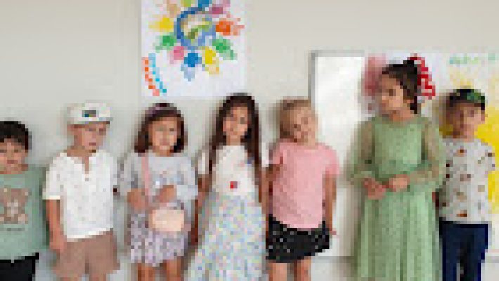 Özel Alanya Kum Saati Anaokulu’nda çocuklar öğretmenler eşliğinde oyun oynuyor ve eğitim etkinliklerine katılıyor.