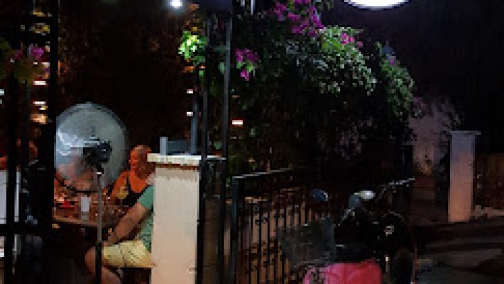 A Different Taste’te özenle hazırlanmış tabaklar ve modern restoran atmosferi.