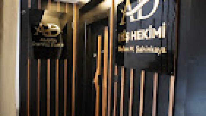 “Alanya Dental Place Dt. Selim Mert Şahinkaya modern muayene odası ve ileri teknoloji dental ekipmanlarla donatılmış diş kliniği.”