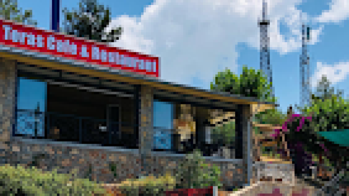 Teras Cafe & Restaurant’ta Alanya manzarası eşliğinde yemek keyfi.