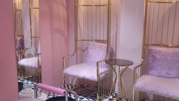 "Nuray Beauty Studio – modern dekorasyonu ve profesyonel ekibiyle güzellik ve bakım hizmetleri sunan şık salon."