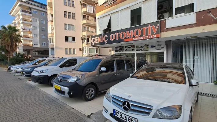 “Çekiç Otomotiv showroomunda farklı marka ve model otomobillerin sergilendiği modern araç satış alanı görüntüsü.”