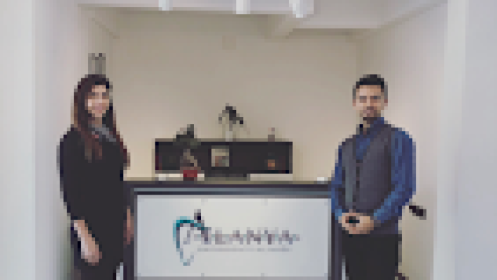 “Alanya Ortodonti Kliniği, Dr. İbrahim Kuzucu ve Dr. Kübra Kuzucu’nun modern muayene odası ve ortodontik ekipmanları.”