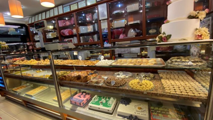 Alanyum Patiserrie de sergilenen taze yaş pastalar, kurabiyeler ve tatlı sunumları
