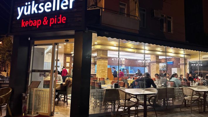 Yükseller Kebap Ve Pide Evi Alanya ön cephesi ve taş fırında pişen pide görüntüsü